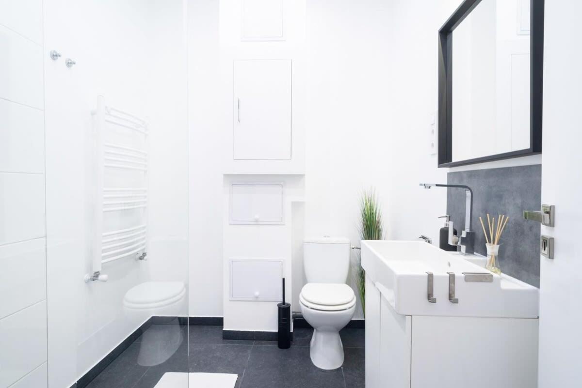 Stylish Large At Super Location Apartment *