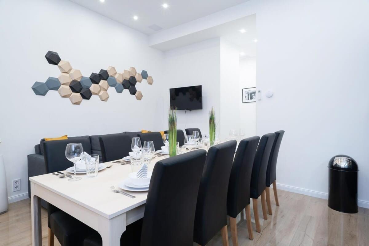 Stylish Large At Super Location Apartment