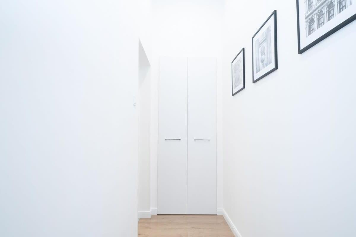Stylish Large At Super Location Apartment Budapest