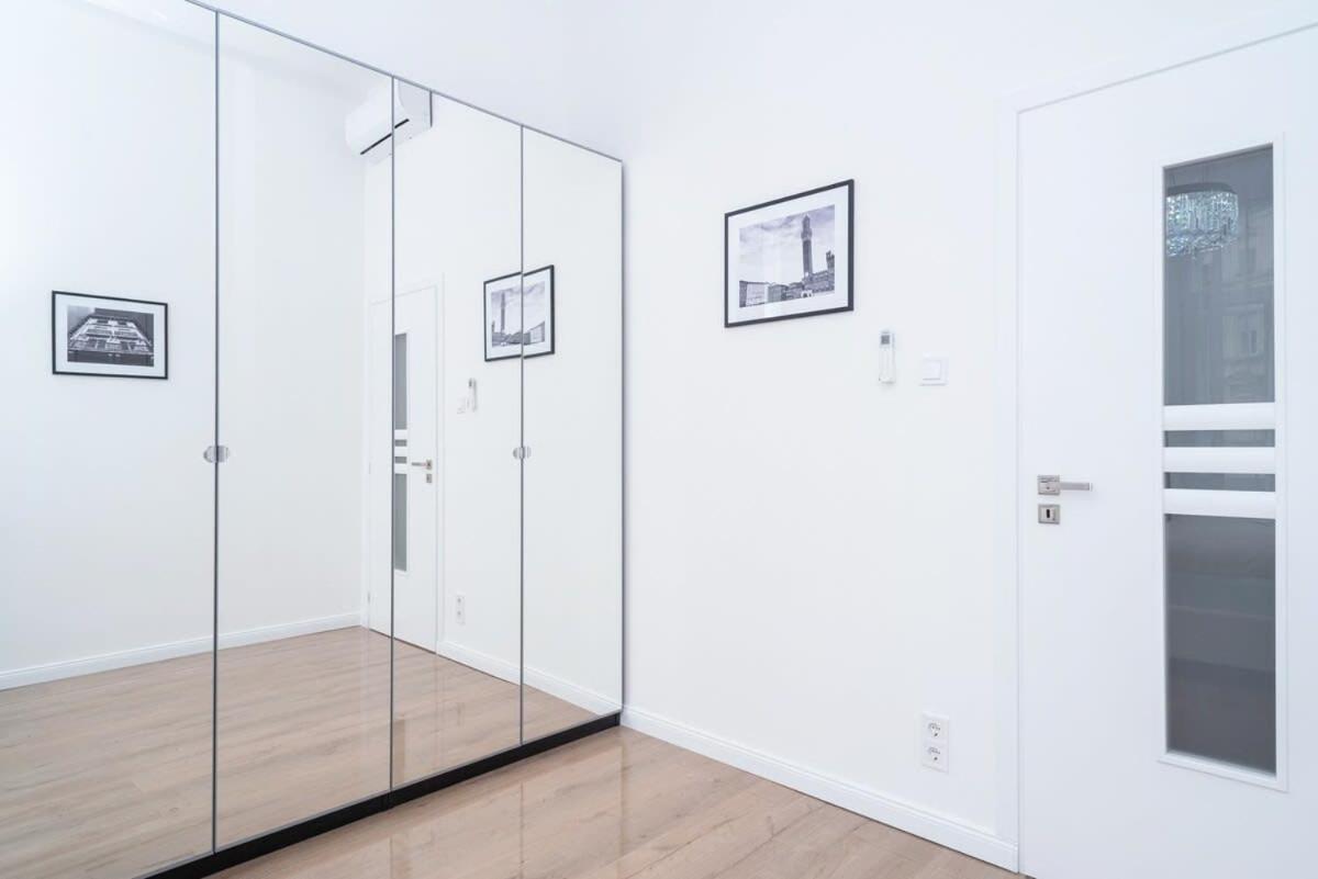 Stylish Large At Super Location Apartment *