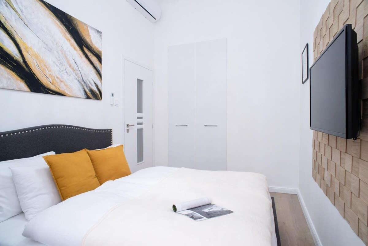 Stylish Large At Super Location Apartment *
