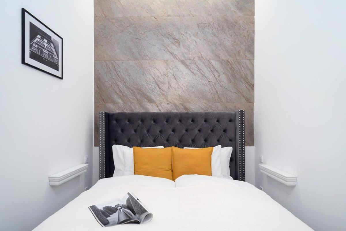 Stylish Large At Super Location Apartment *