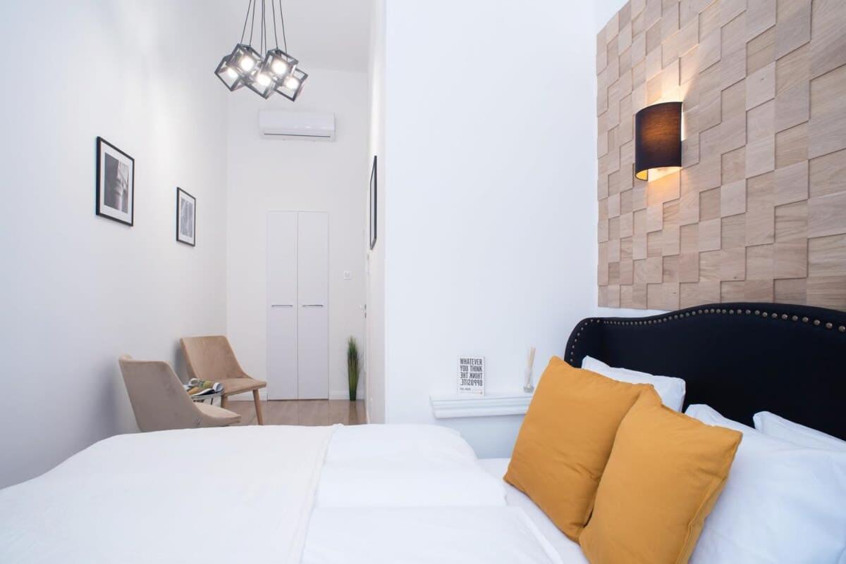 Stylish Large At Super Location Apartment *